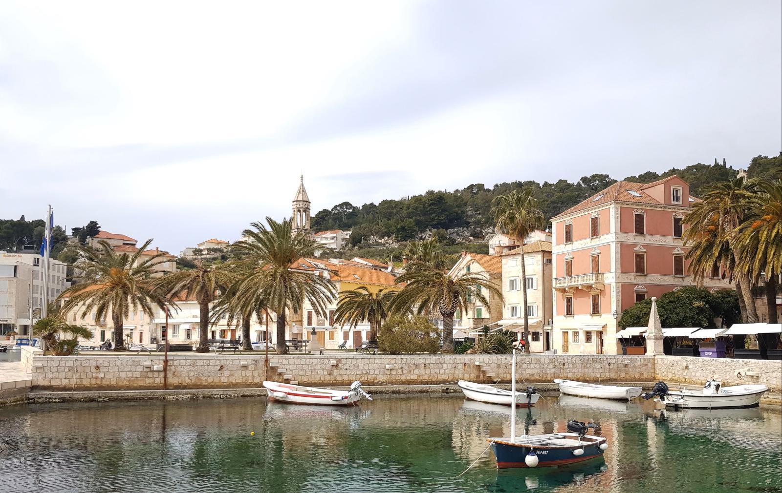 Panorama von Hvar mit Adriaküste, Hafen und mediterraner Landschaft