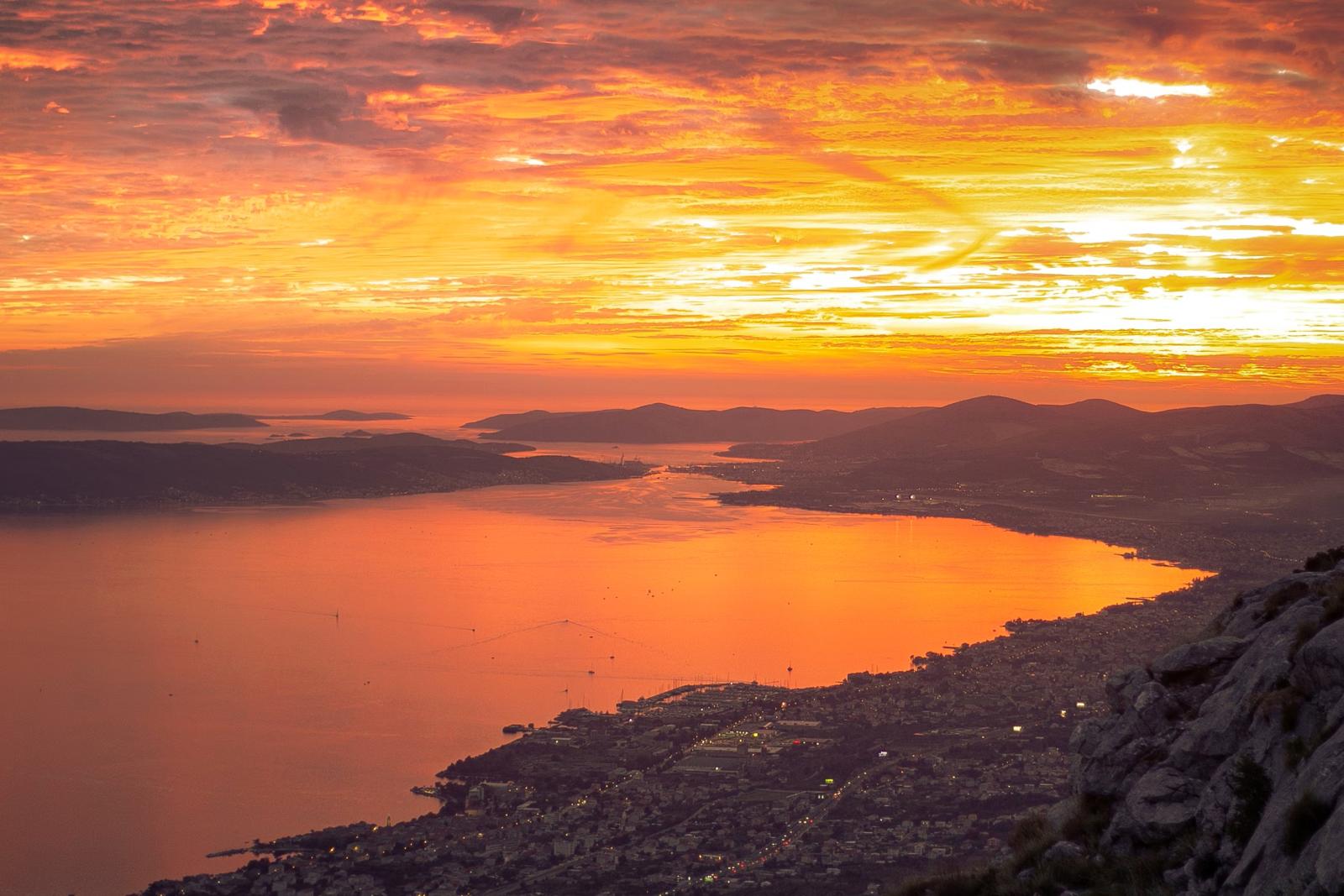 Sonnenuntergang über Hvar und der Adriaküste