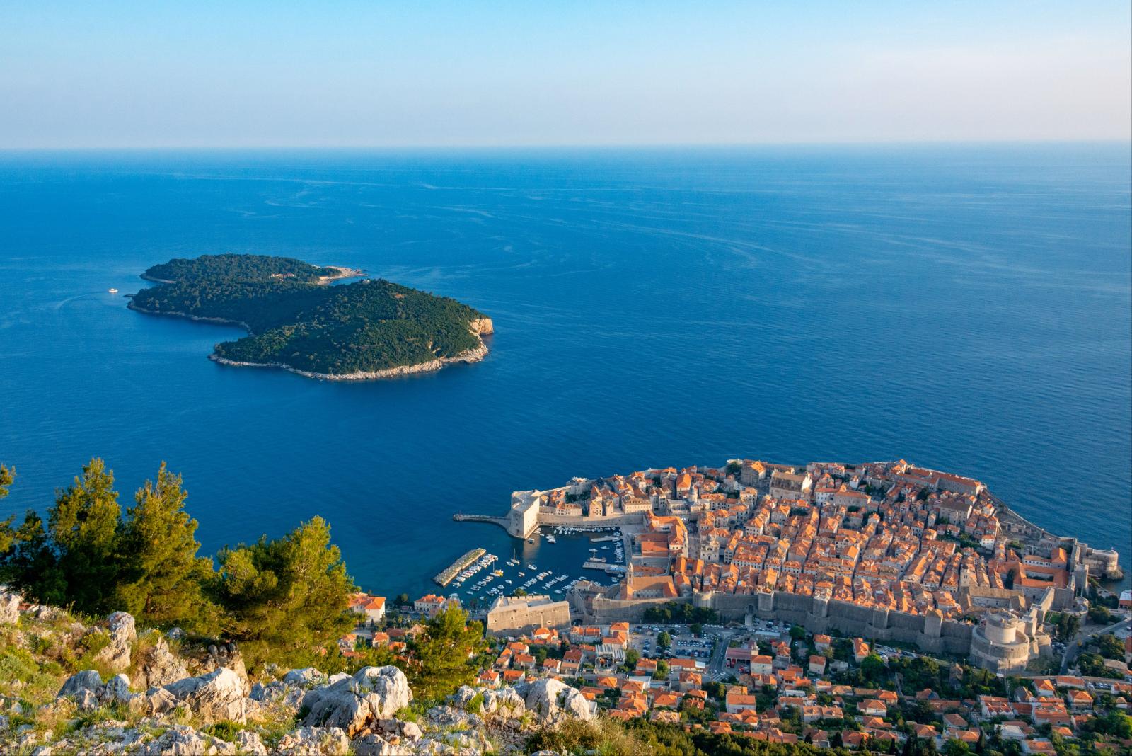Insel Lokrum vor Dubrovnik mit mediterraner Vegetation und blauem Adriatischem Meer