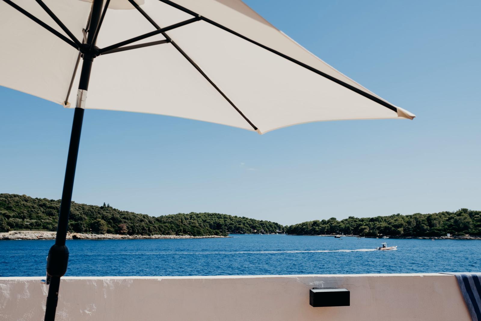 Hotelzimmer mit Balkon, Meerblick und mediterraner Landschaft in Kroatien