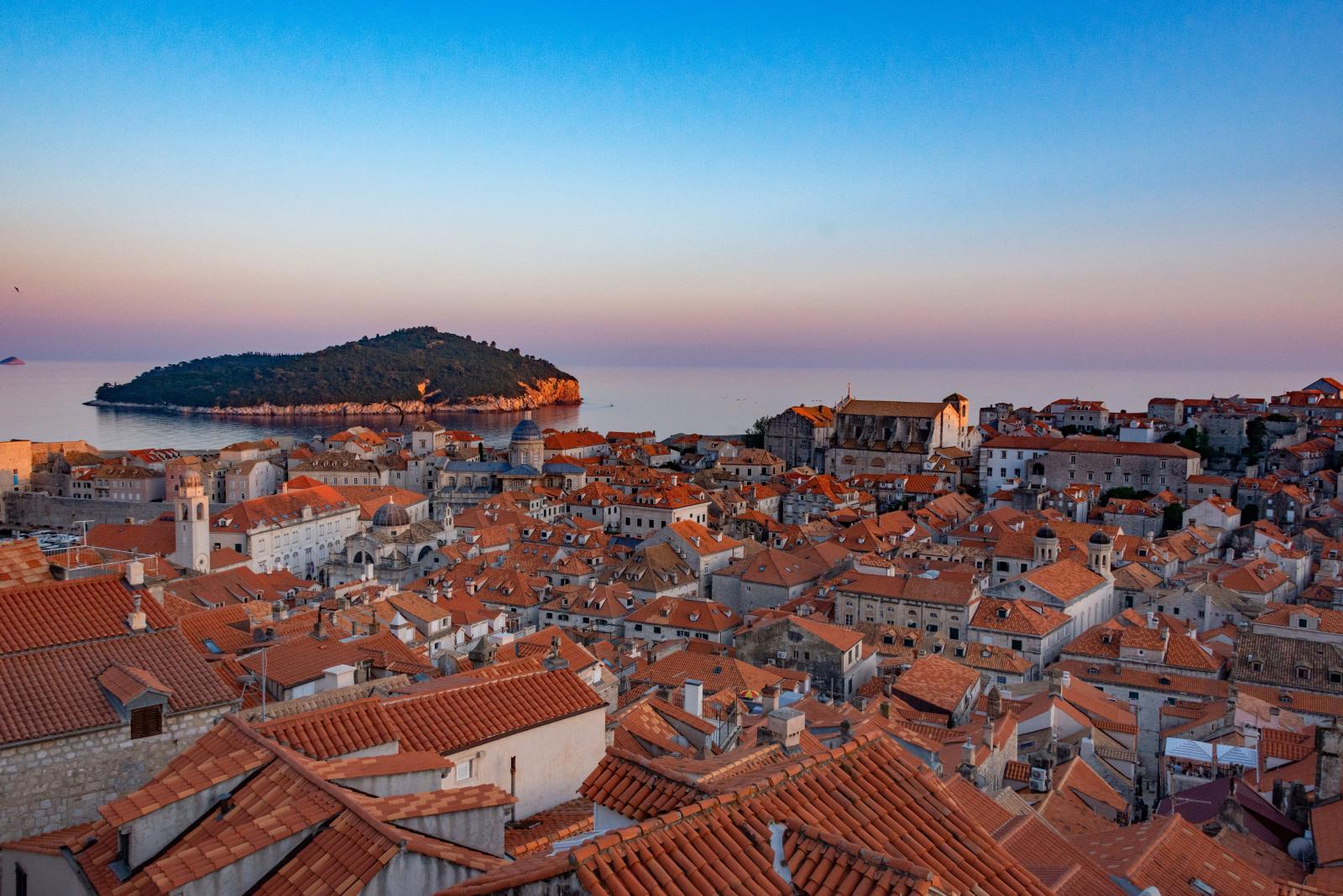 Kroatische Küste bei Sonnenuntergang mit Altstadt, Meer und mediterraner Landschaft