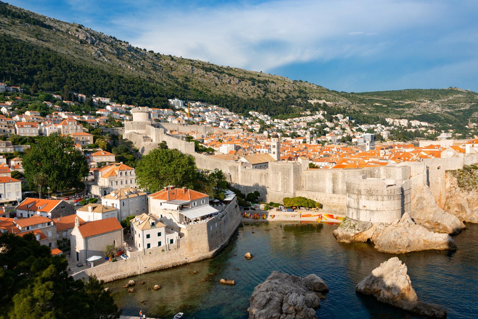  Dubrovnik mit Stadtmauer und Adriaküste