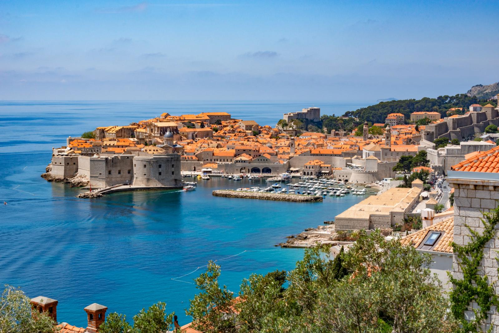 Panorama von Dubrovnik mit historischer Altstadt, Stadtmauer und Adriatischem Meer