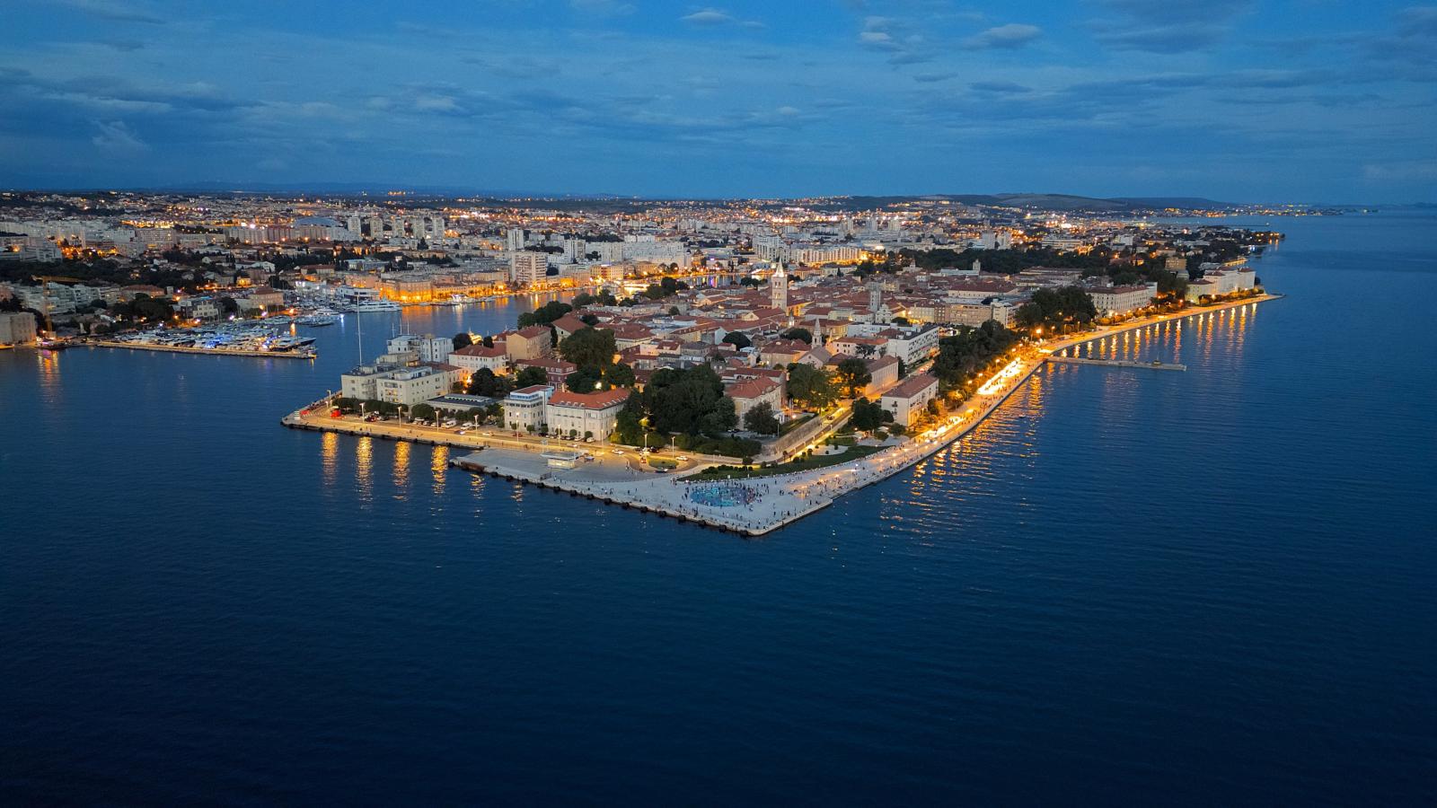 Zadar Altstadt und mediterrane Uferpromenade am Abend]