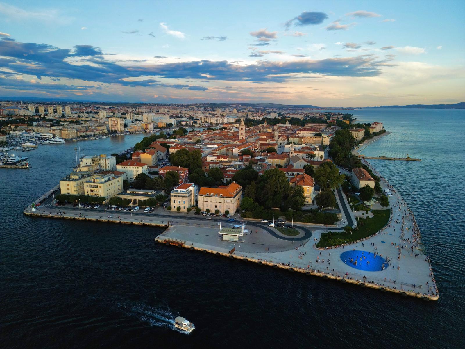 Panorama von Zadar mit Altstadt, Uferpromenade und Adriatischem Meer
