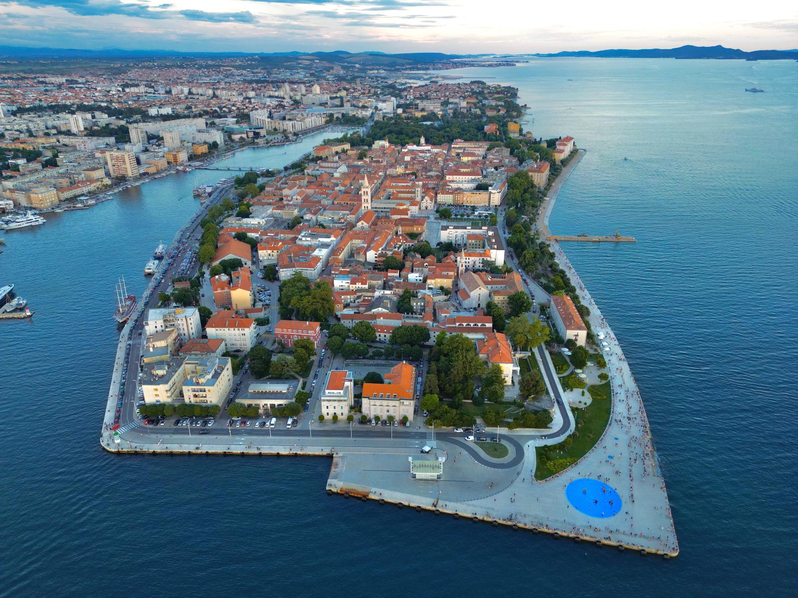 Panorama von Zadar mit Altstadt und Adriatischem Meer]
