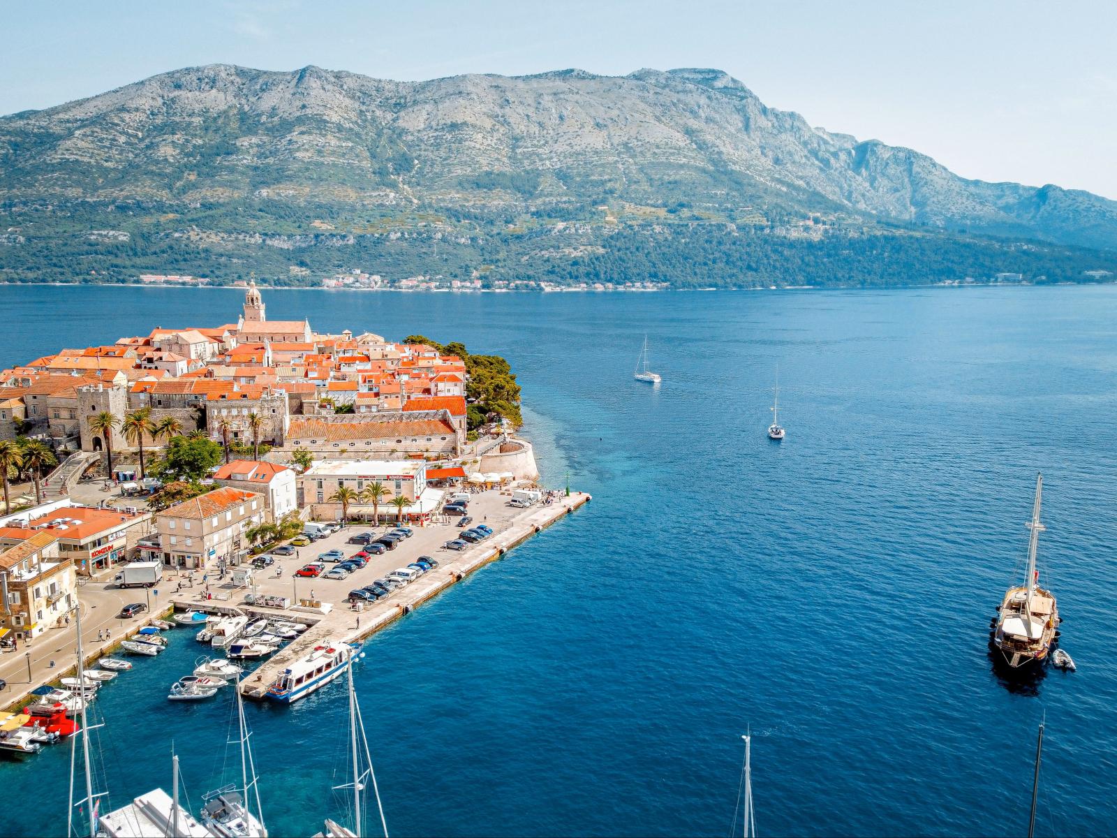Panorama der Insel Korčula mit Küste und Adriatischem Meer