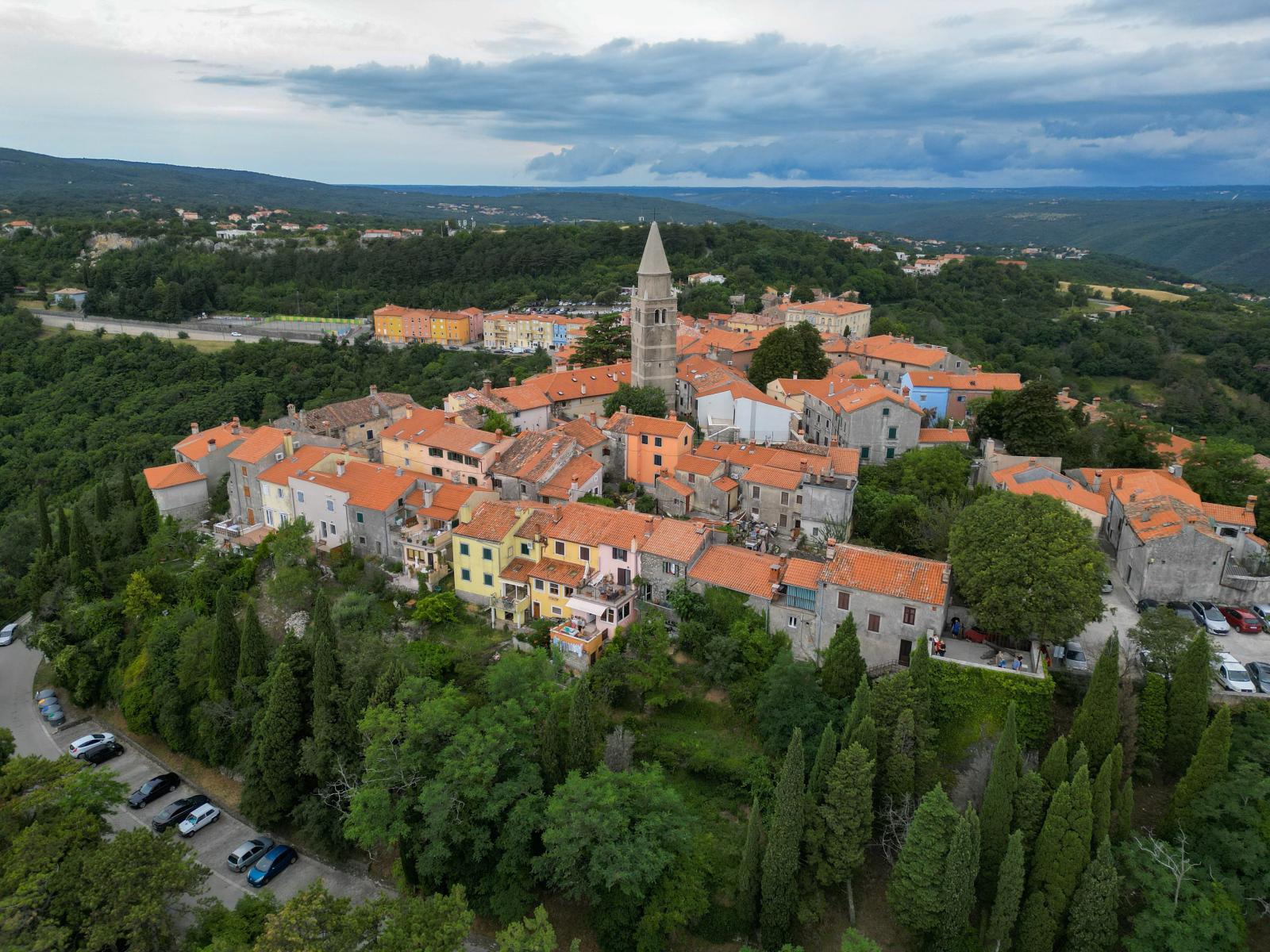 Mittelalterliches Bergdorf im grünen Hinterland von Istrien