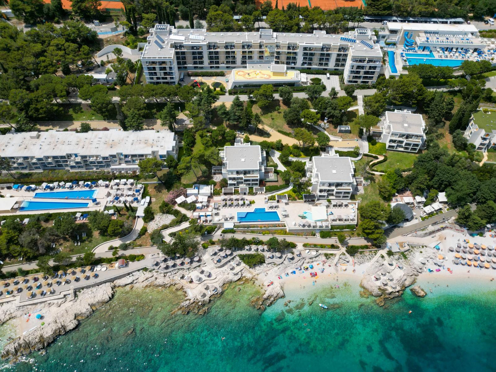 Modernes Ferienhotel nahe der kroatischen Küste mit Blick auf das Adriatische Meer