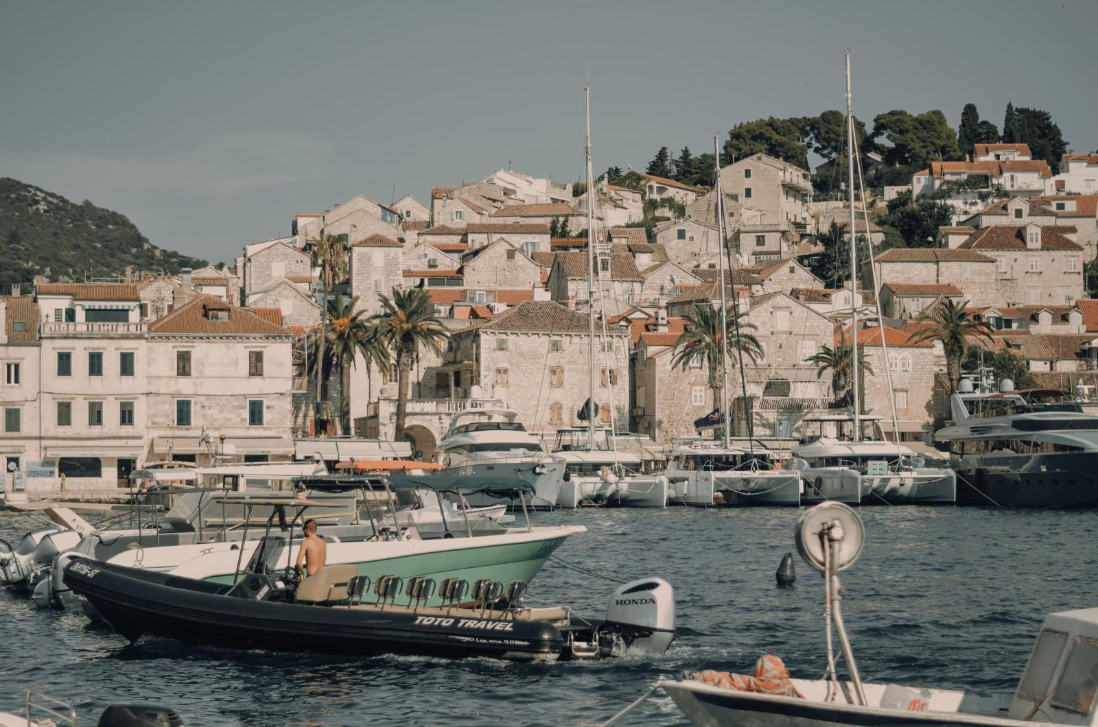 Boot vor der Küste von Hvar