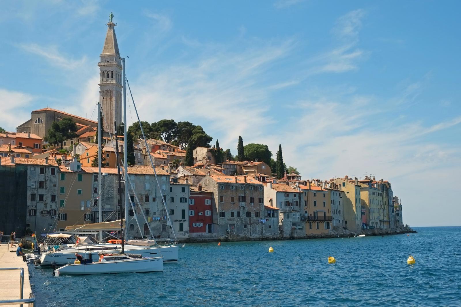 Rovinj in Istrien mit historischer Altstadt, Hafen und mediterraner Küstenlandschaft