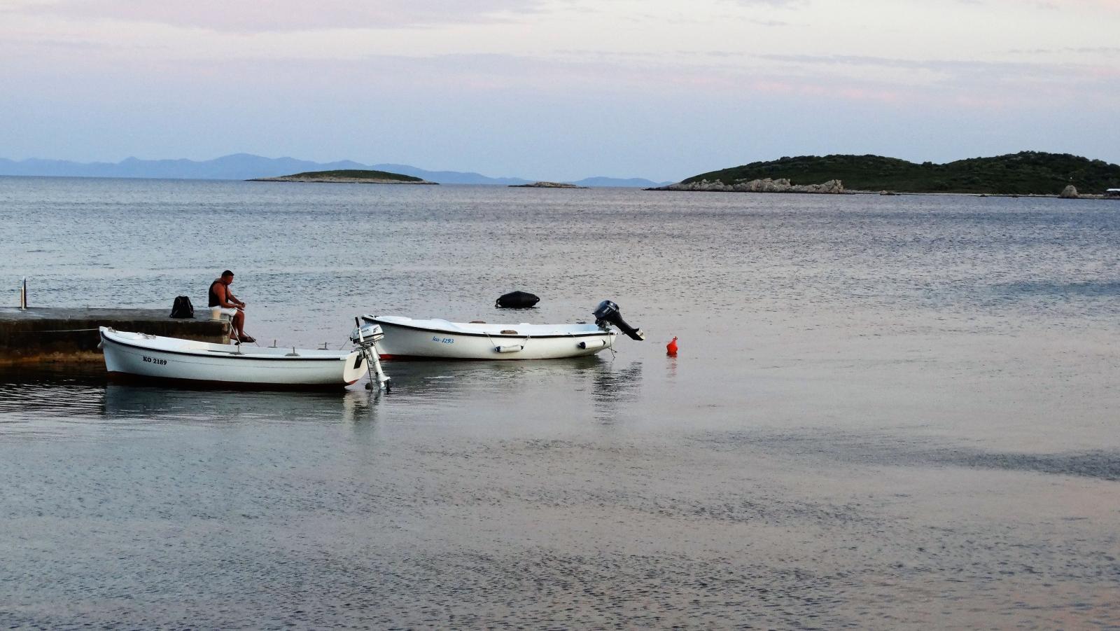 Boot vor der dalmatinischen Küste mit Inseln im Hintergrund
