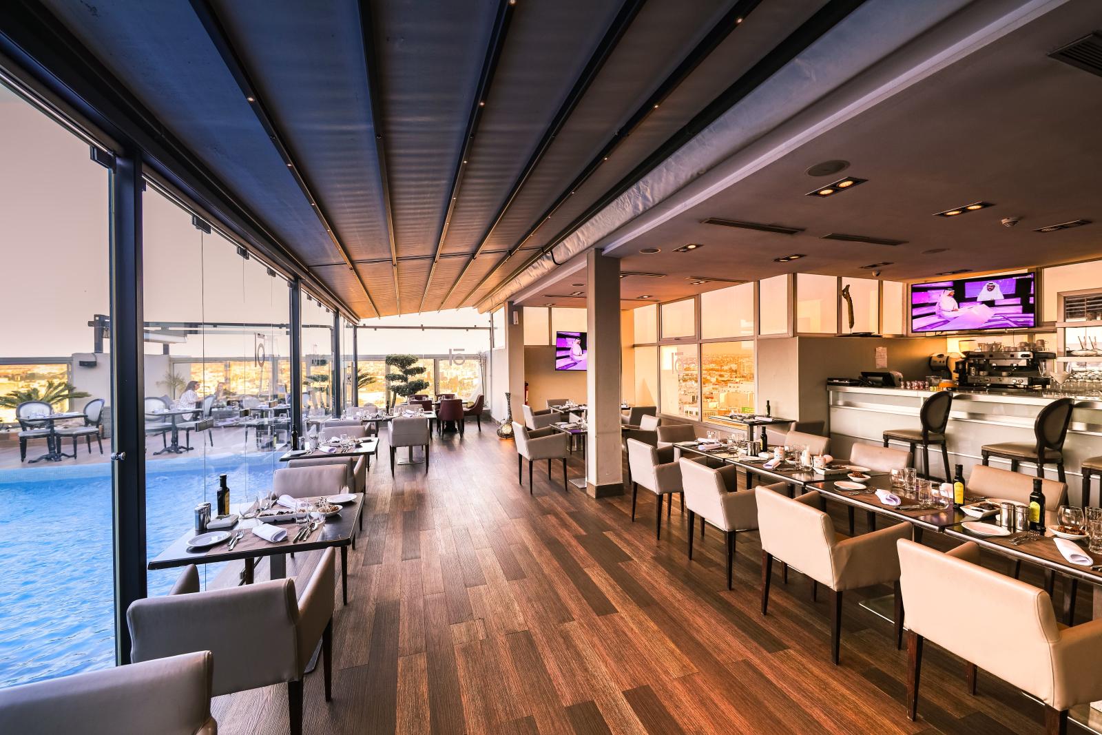 Hotelrestaurant und Poolbereich einer modernen Ferienanlage in Kroatien