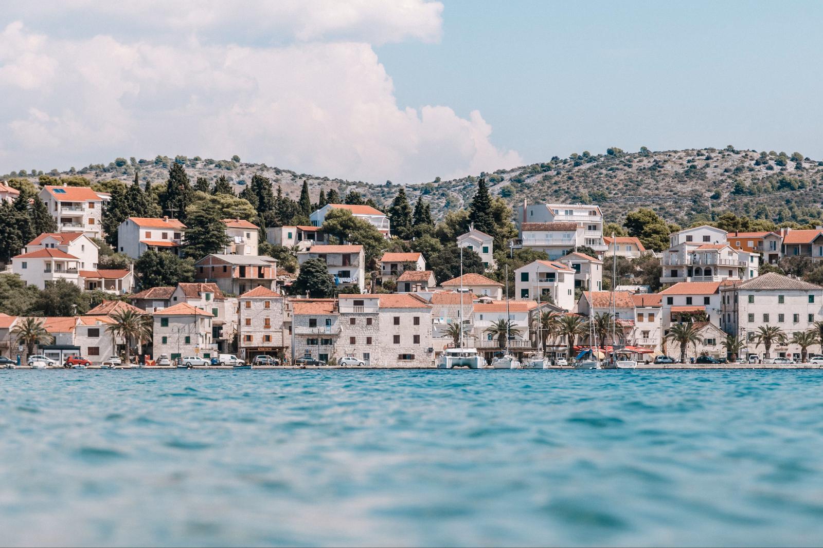 Historischer Küstenort auf Brač mit Hafen und mediterranen Häusern