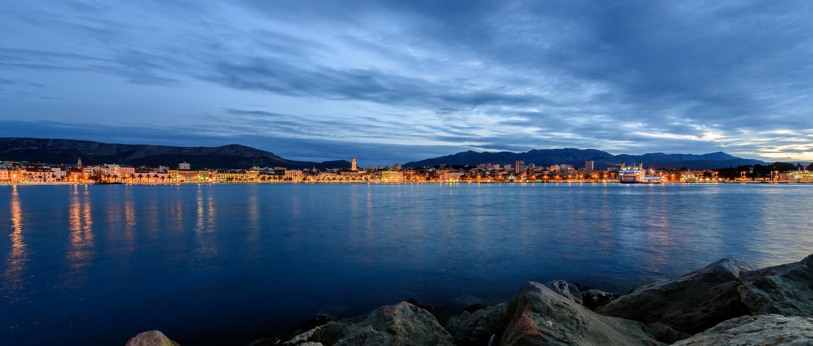 Sonnenuntergang über Split mit Altstadt, Riva und Adriatischem Meer
