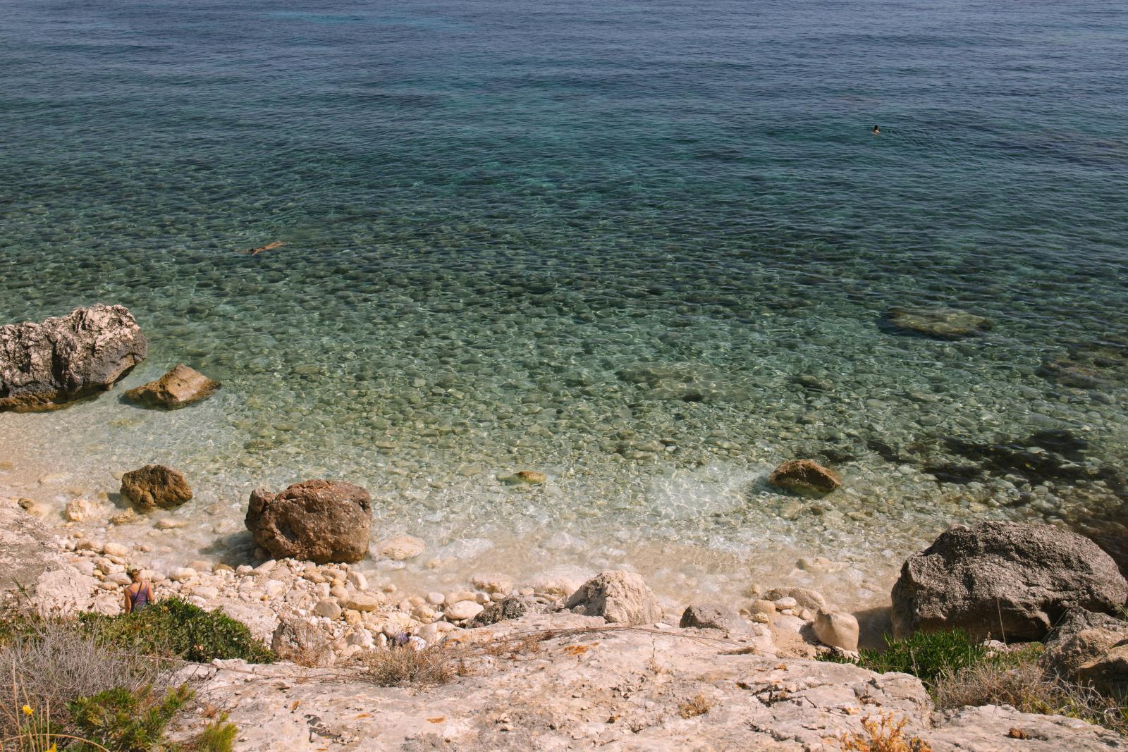 Naturbelassene Badebucht auf der istrischen Halbinsel mit Felsen und kristallklarem Wasser