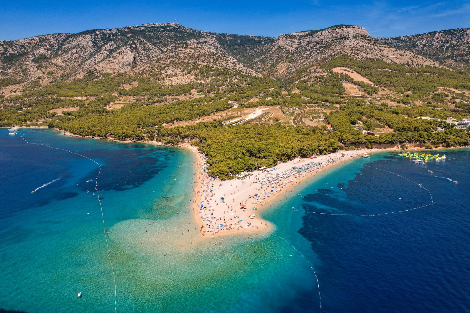  Traumstrand an der kroatischen Adriaküste mit türkisfarbenem Wasser und mediterraner Landschaft