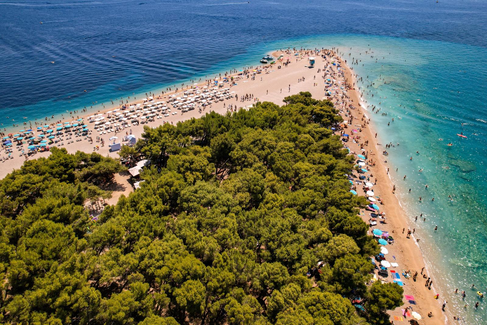 Zlatni Rat bei Bol mit türkisblauem Wasser]