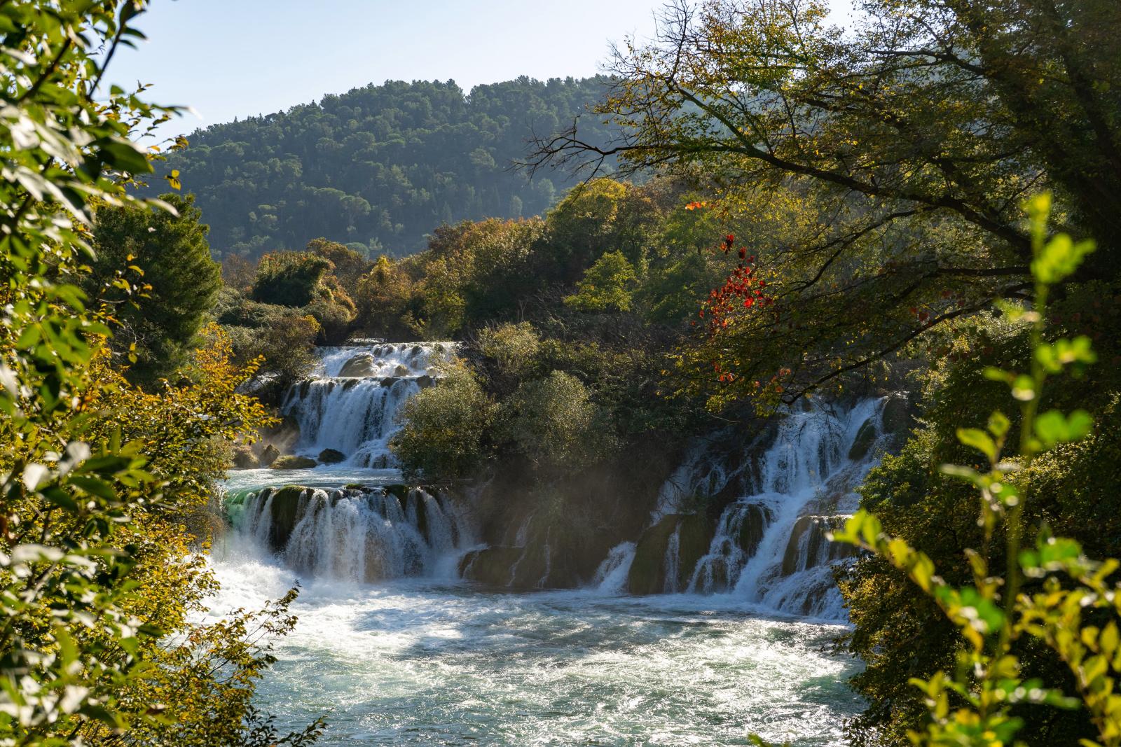 Panoramablick auf einen Wasserfall und die grüne Landschaft des Nationalparks Krka]