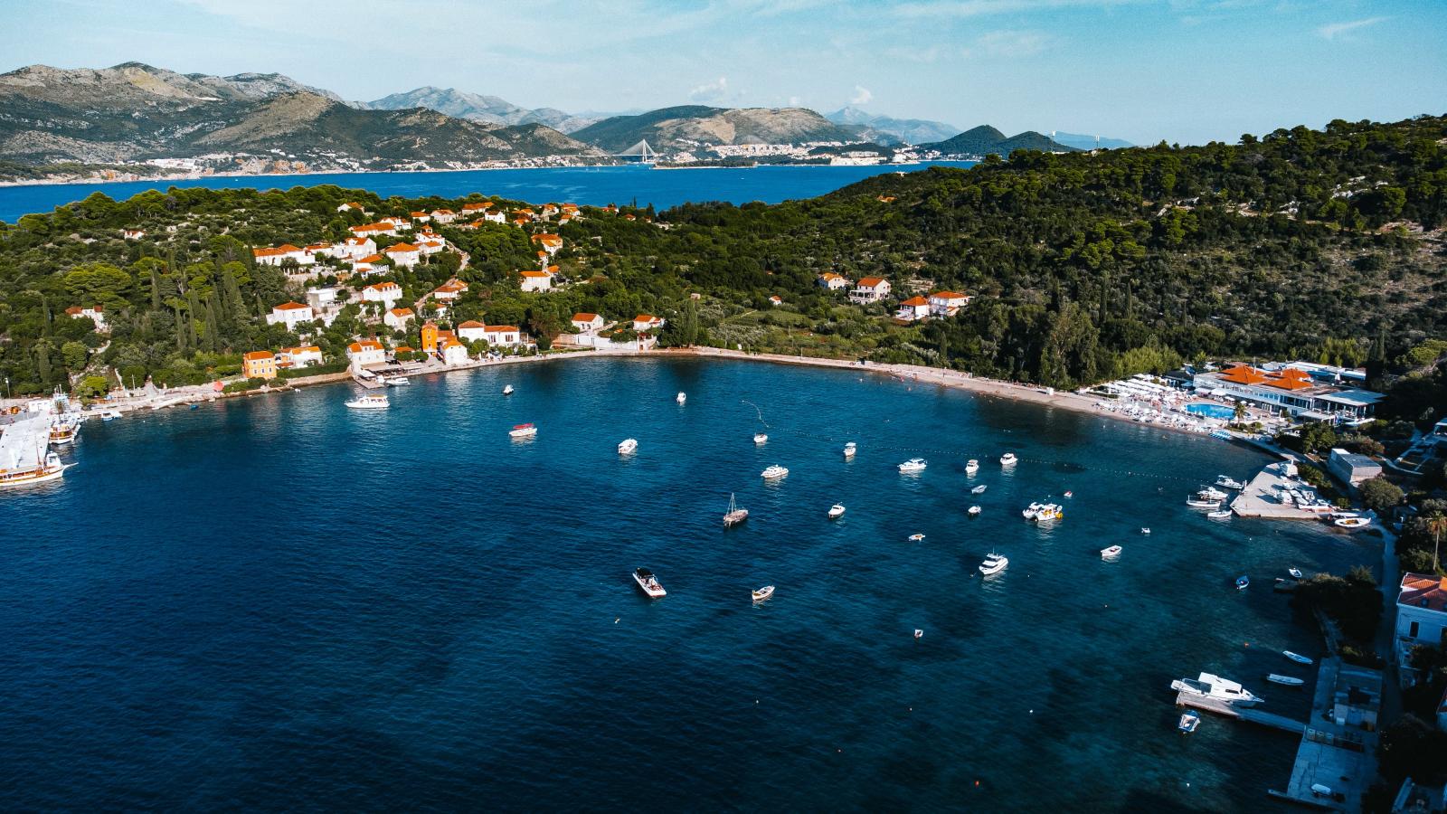 Kroatische Insel mit Bucht, Booten und kristallklarem Wasser