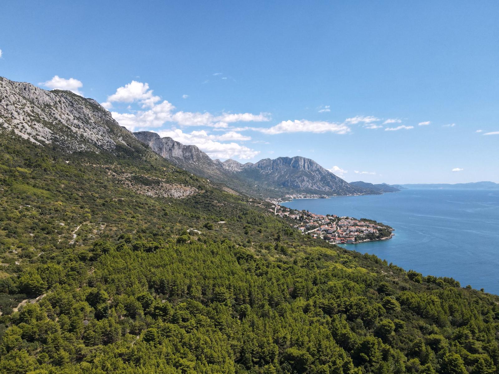 Panorama der kroatischen Adriaküste mit Meer