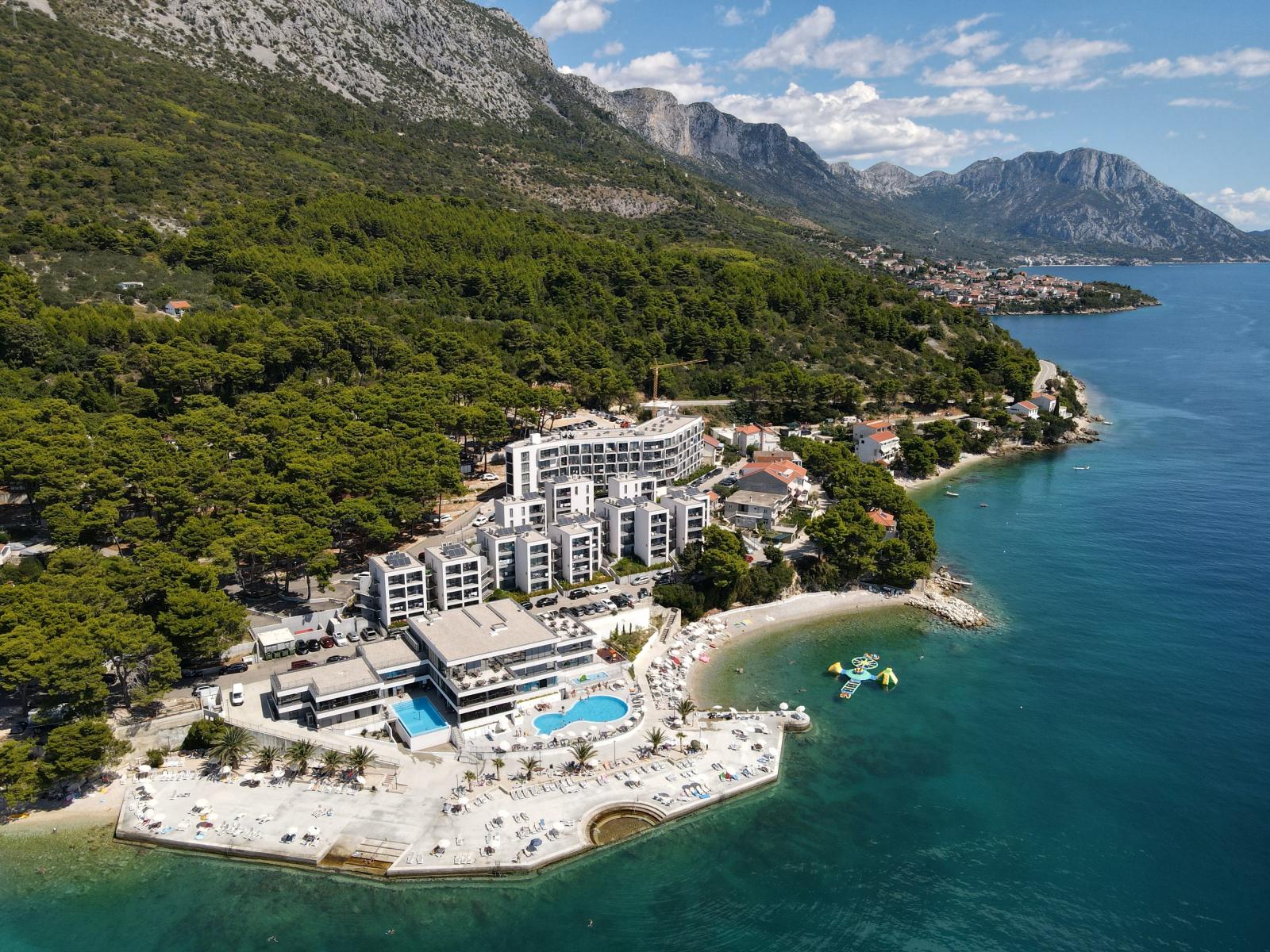 Modernes Hotel direkt an der kroatischen Adriaküste mit Pool und Meerblick