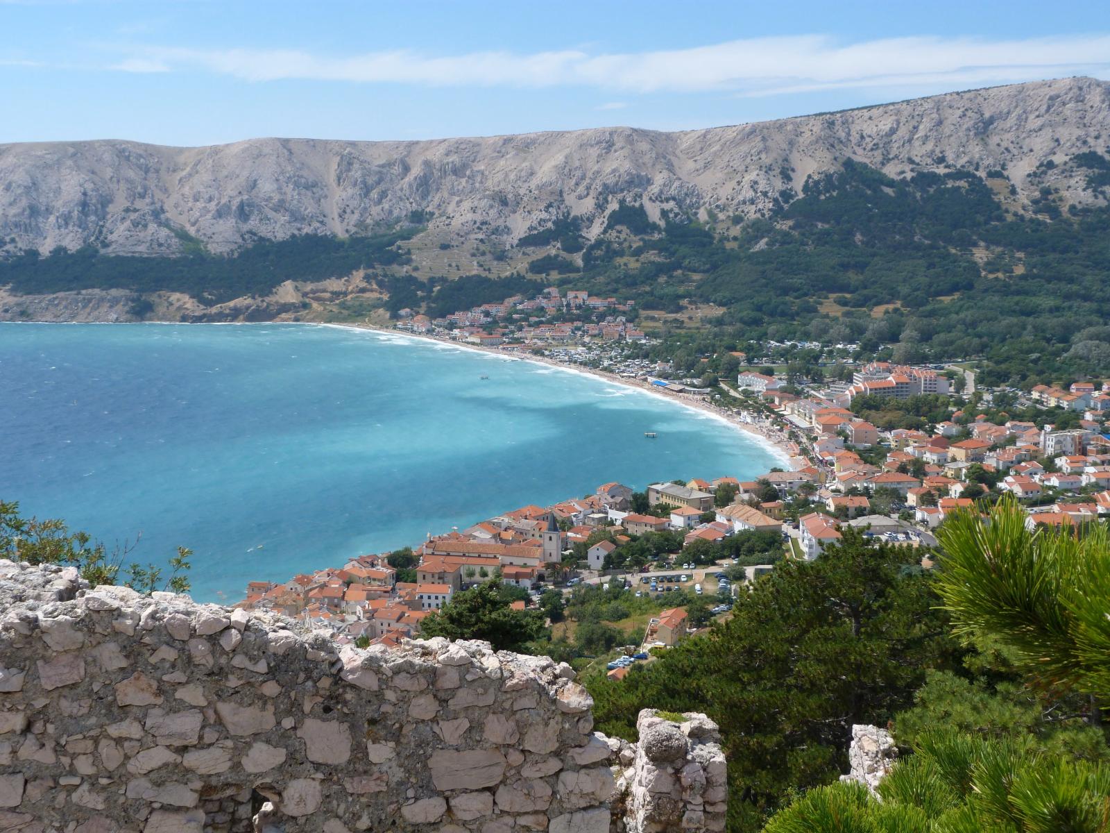 Panorama der kroatischen Adriaküste mit türkisblauem Meer und mediterraner Landschaft