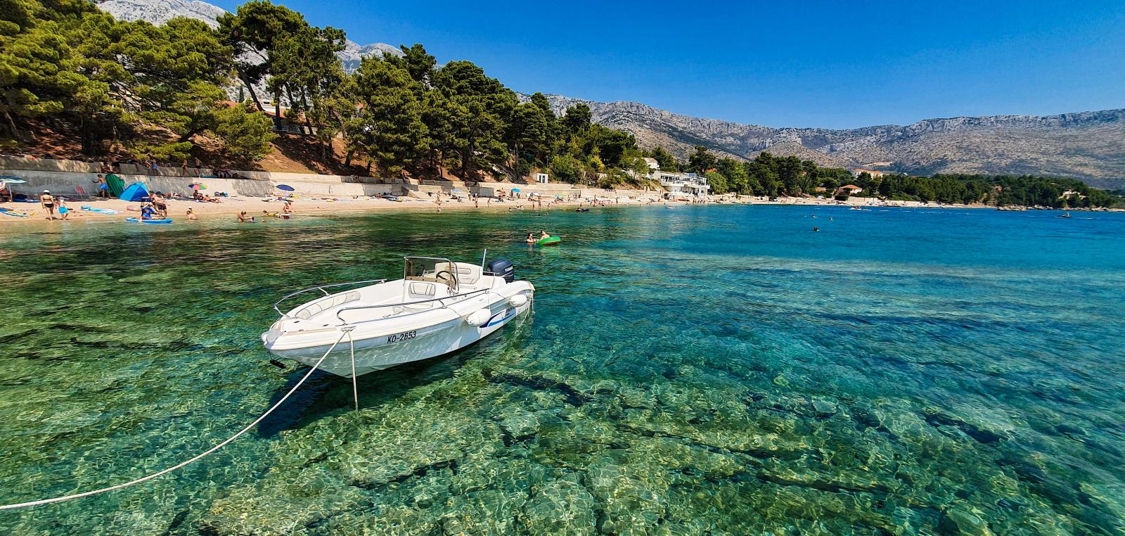 Ruhige Badebucht auf Brač mit kristallklarem Wasser