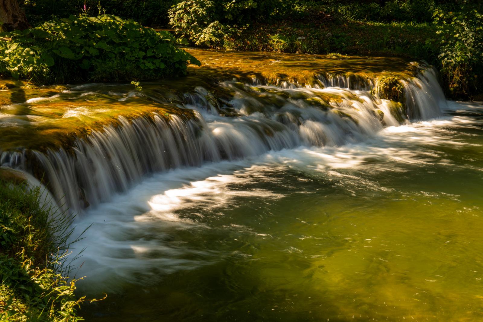 Wasserfall und natürliche Landschaft im kroatischen Nationalpark als Ausflugsziel vom Strandurlaub