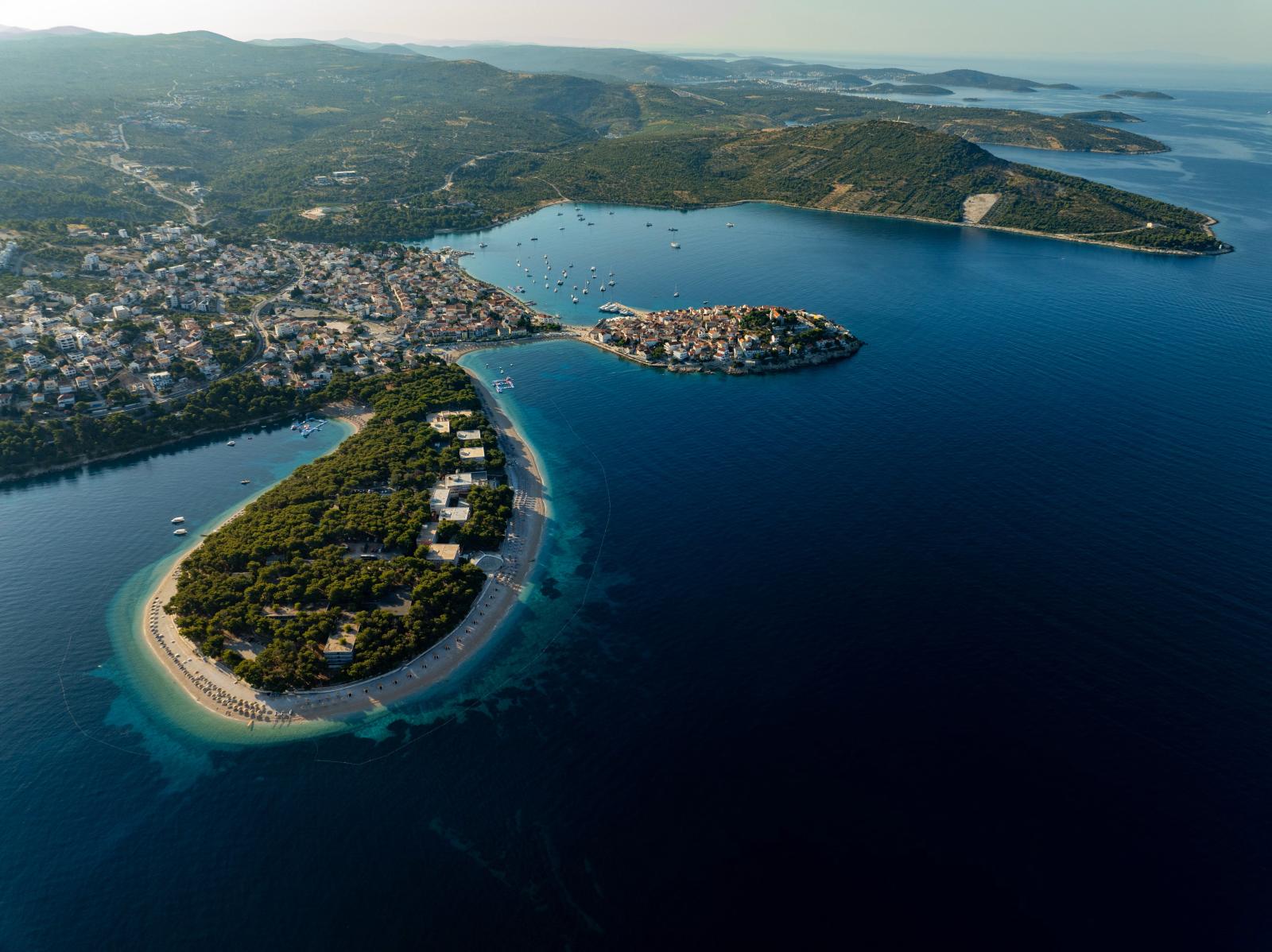 Kroatische Insel mit mediterraner Küste und kristallklarem Wasser