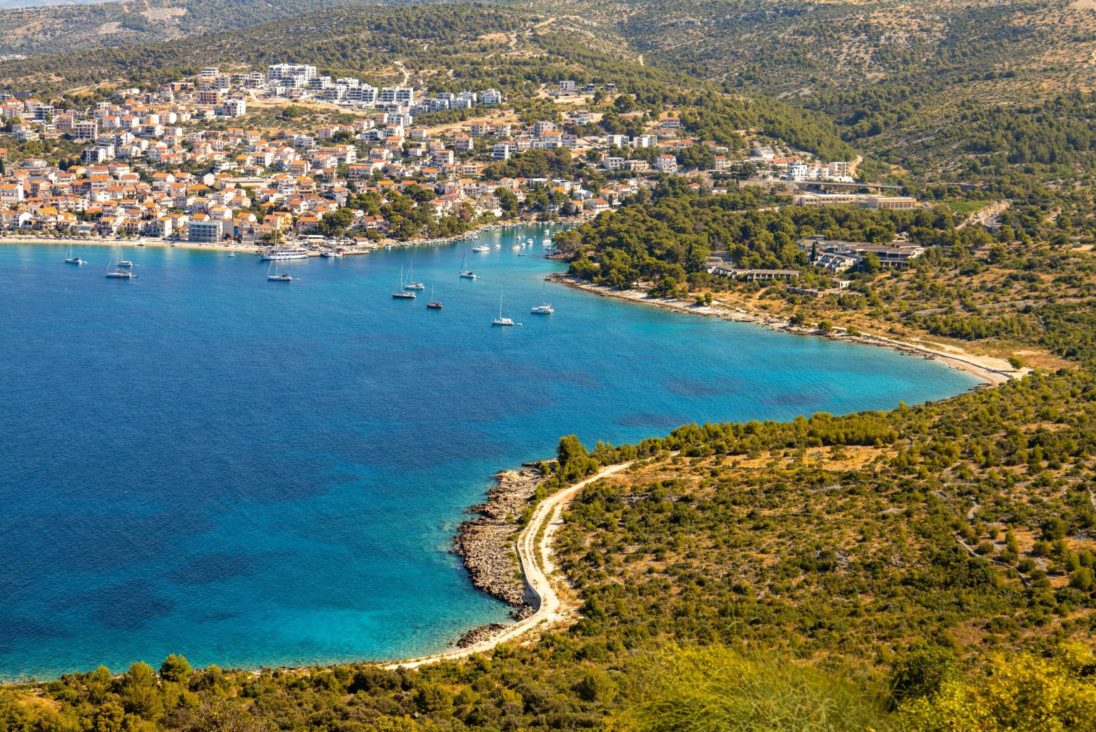 Kroatische Insel mit kleiner Badebucht, türkisfarbenem Wasser und mediterraner Vegetation