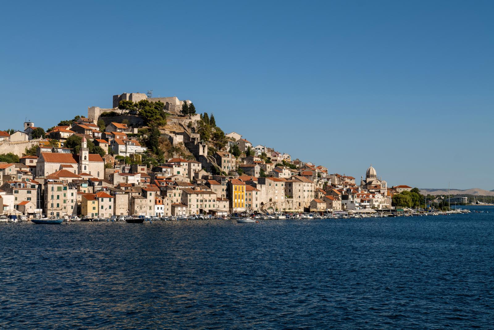 Historische kroatische Küstenstadt mit Altstadt und Adriablick