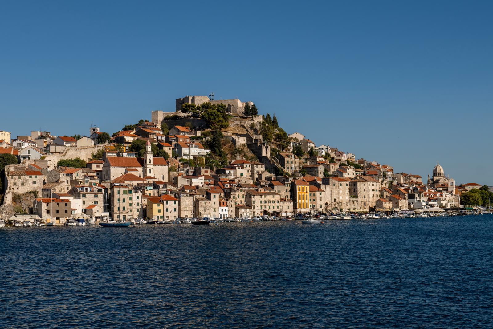 Panorama einer historischen kroatischen Küstenstadt mit Altstadt und Adriatischem Meer