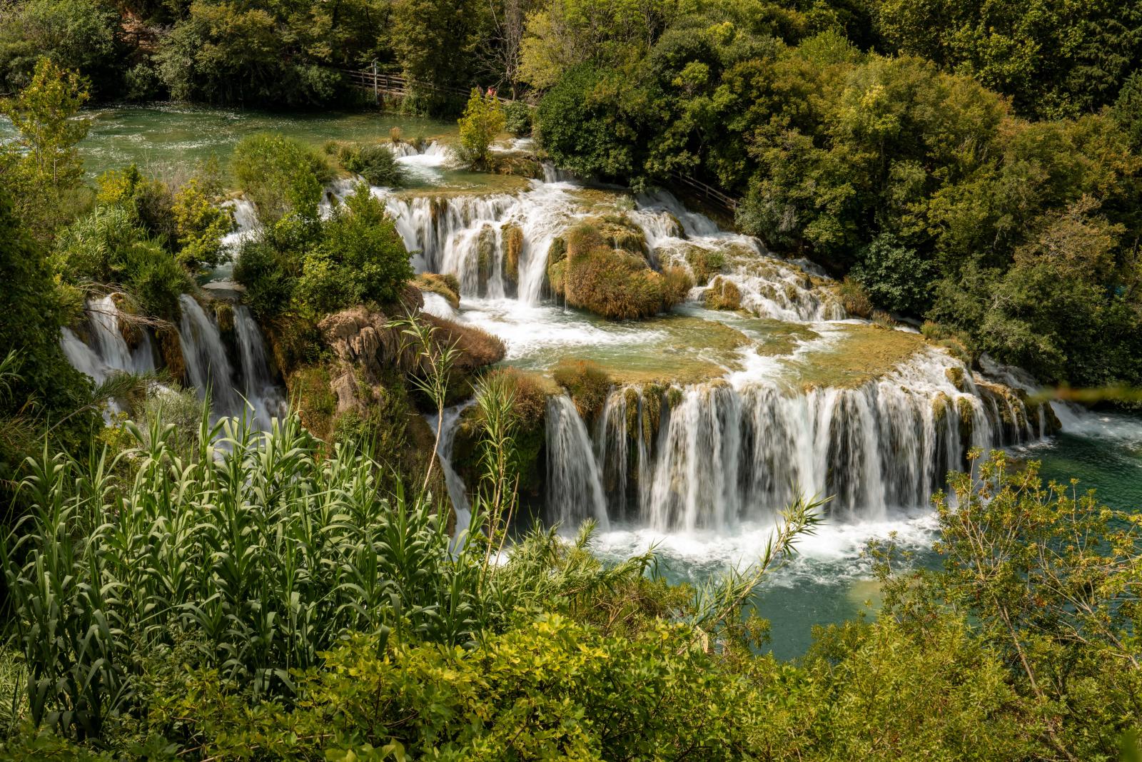 Kroatischer Nationalpark mit Wasserfall und grüner mediterraner Landschaft