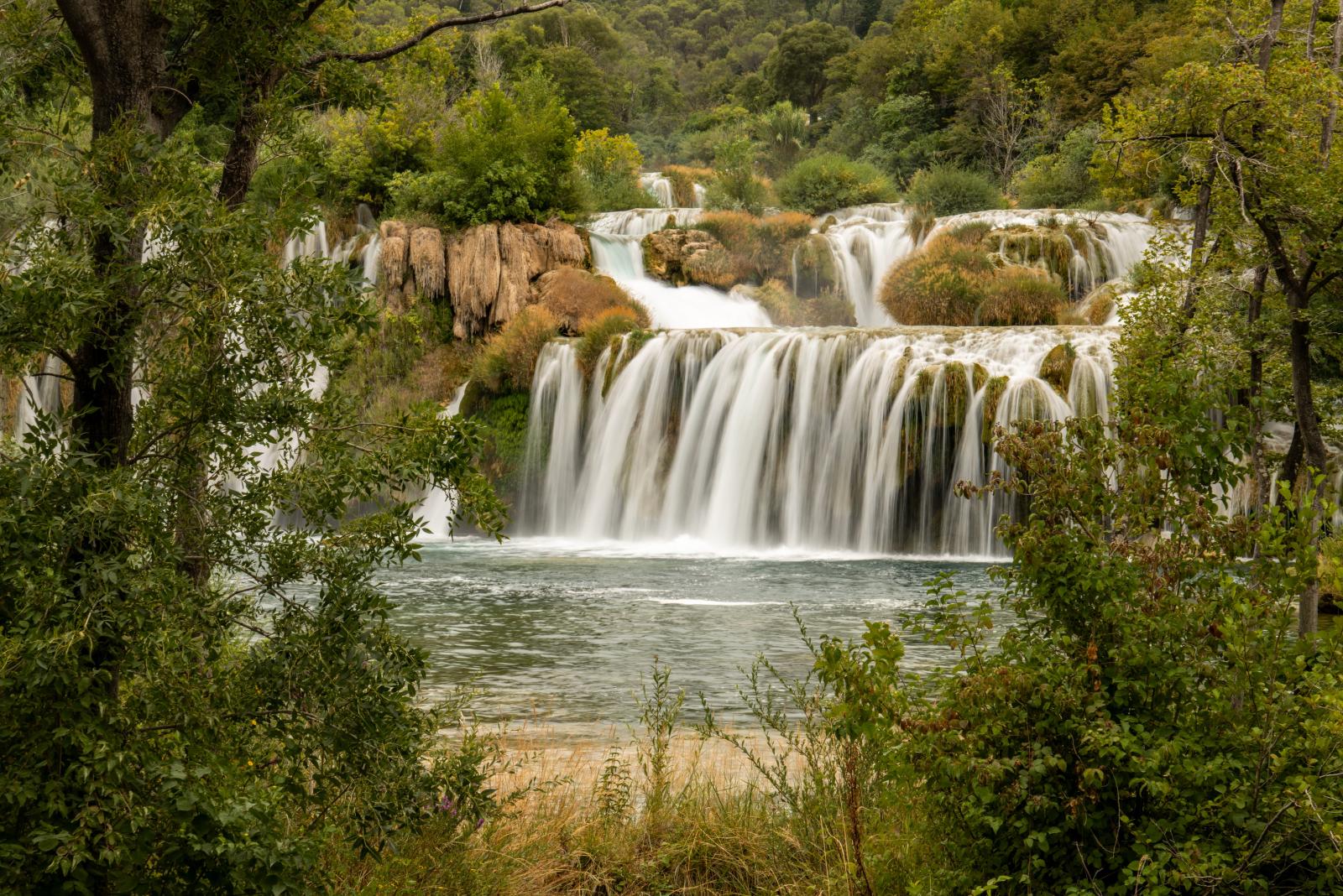 Wasserfall und türkisfarbenes Wasser im kroatischen Nationalpark