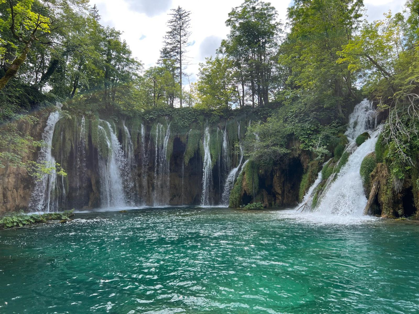 Untere Seen mit Wasserfall und dichtem Wald