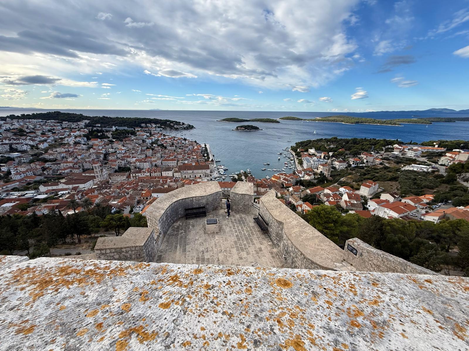 Blick von der Festung über Hvar-Stadt und die vorgelagerten Inseln]