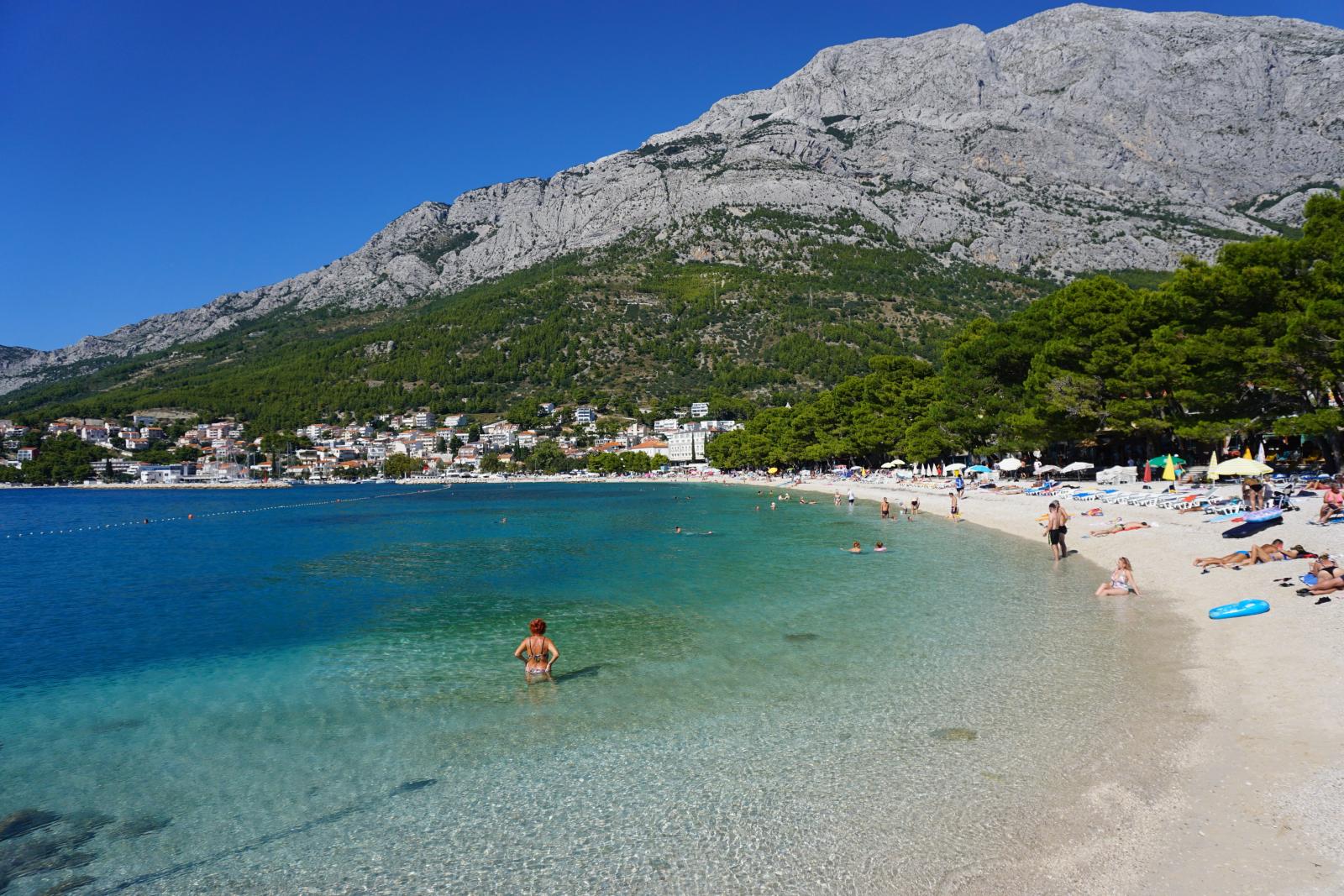 Makarska Riviera mit Kiesstrand, türkisblauem Meer und imposantem Bergpanorama