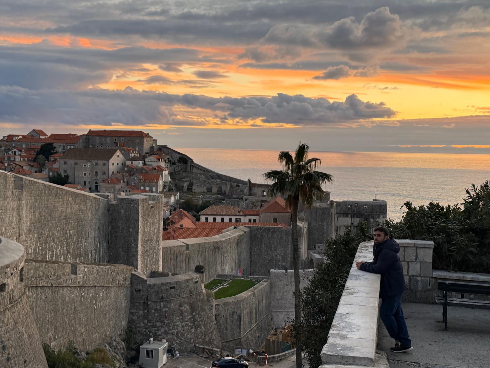 Sonnenuntergang über Dubrovnik mit Stadtmauer, Altstadt und Adriatischem Meer