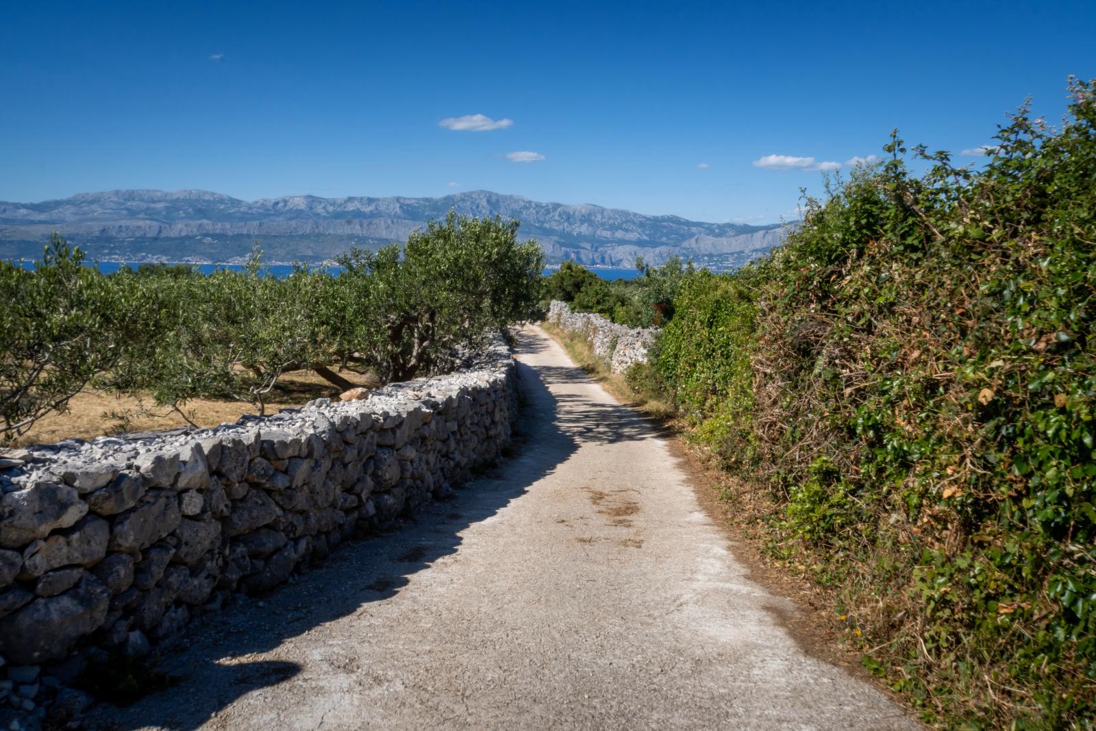 Küstenstraße mit Blick auf die Adria und dalmatinische Inseln