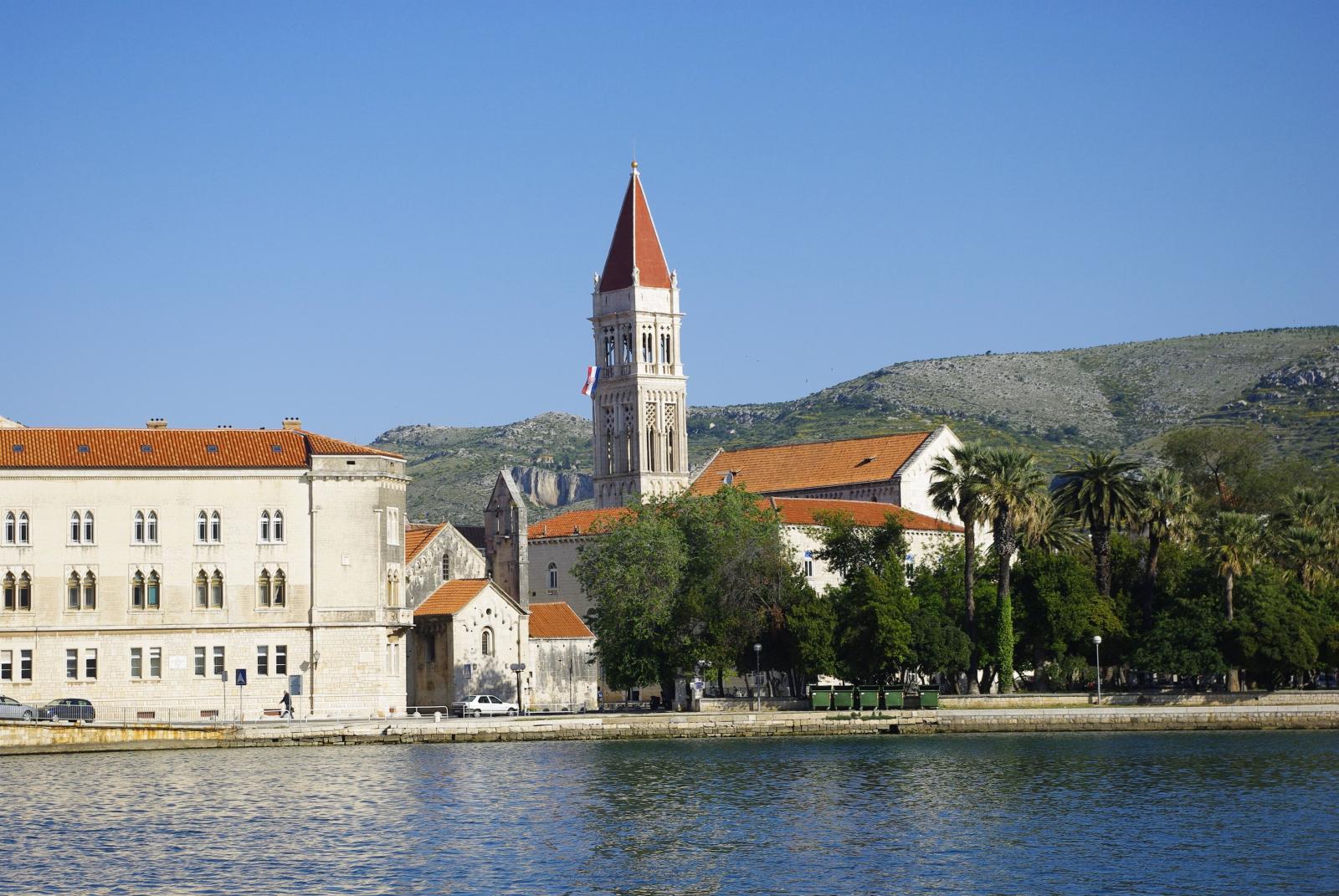 Historische dalmatinische Küstenstadt mit Altstadt und Meer