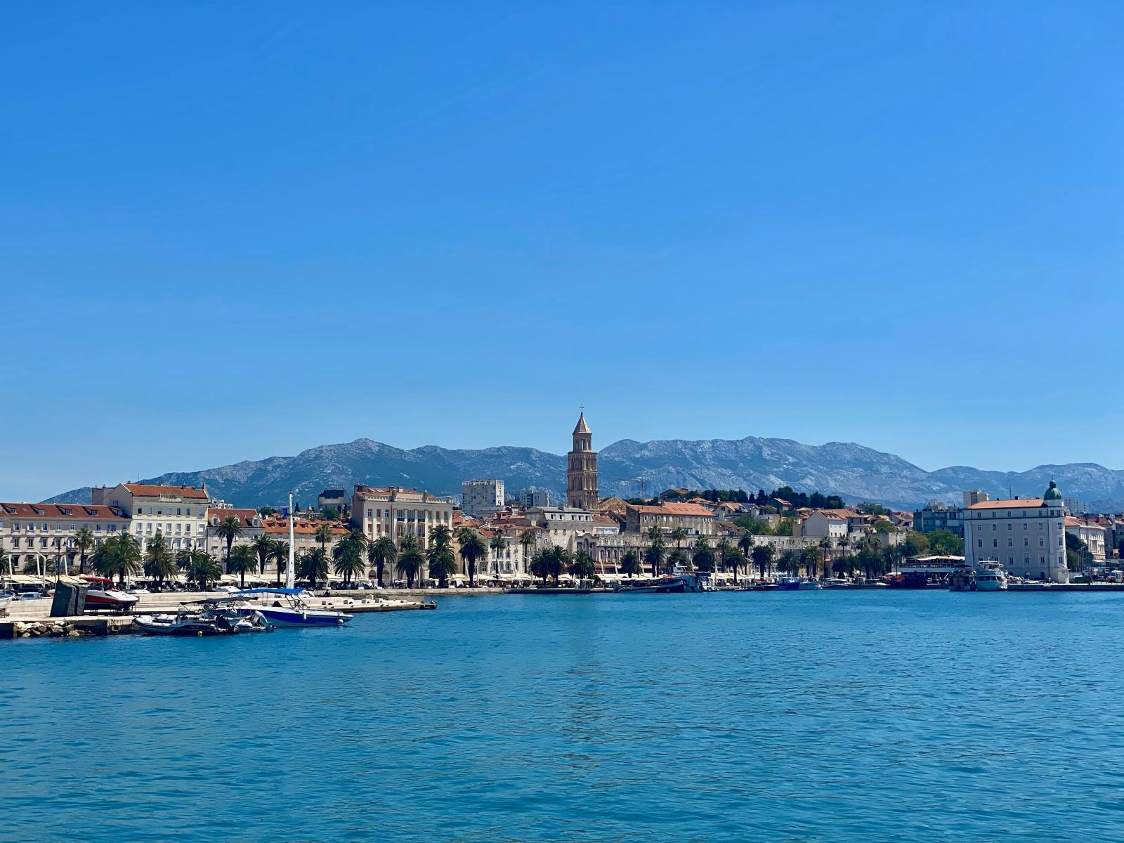  Historische Altstadt an der kroatischen Adriaküste mit mediterraner Architektur