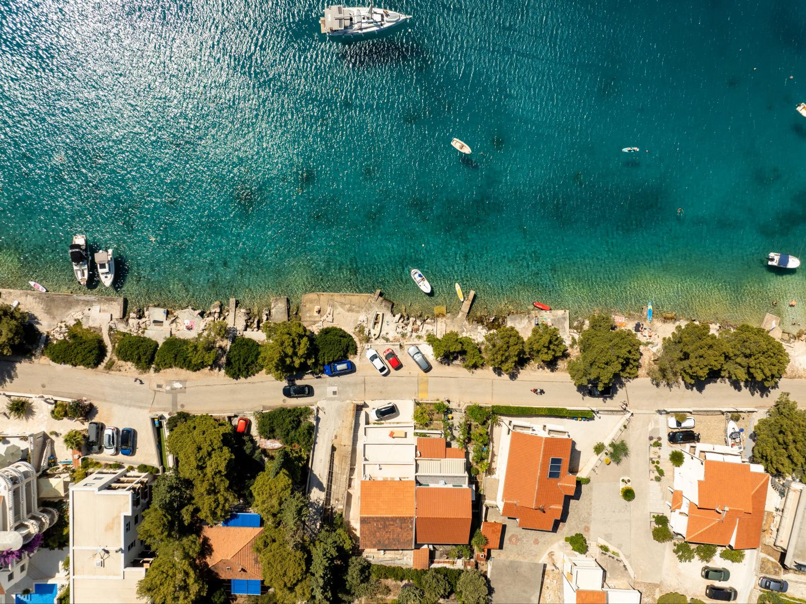 Urlauber an einer ruhigen kroatischen Bucht mit klarem Wasser und mediterraner Landschaft