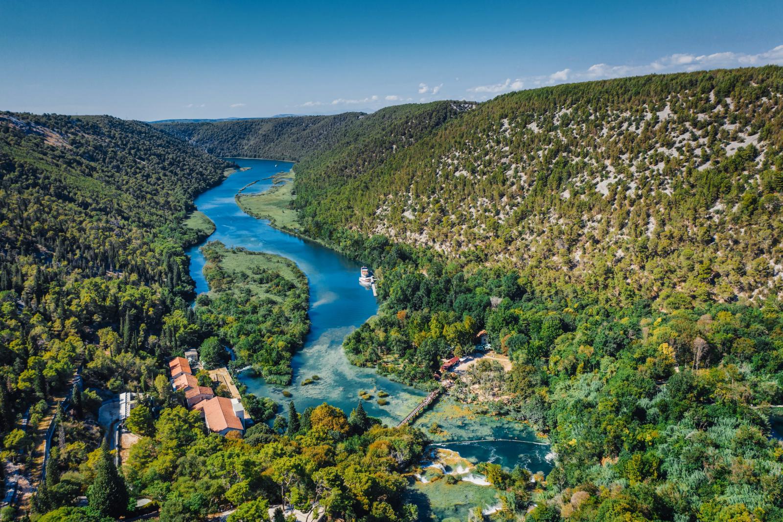 Flusslauf der Krka mit grüner Uferlandschaft