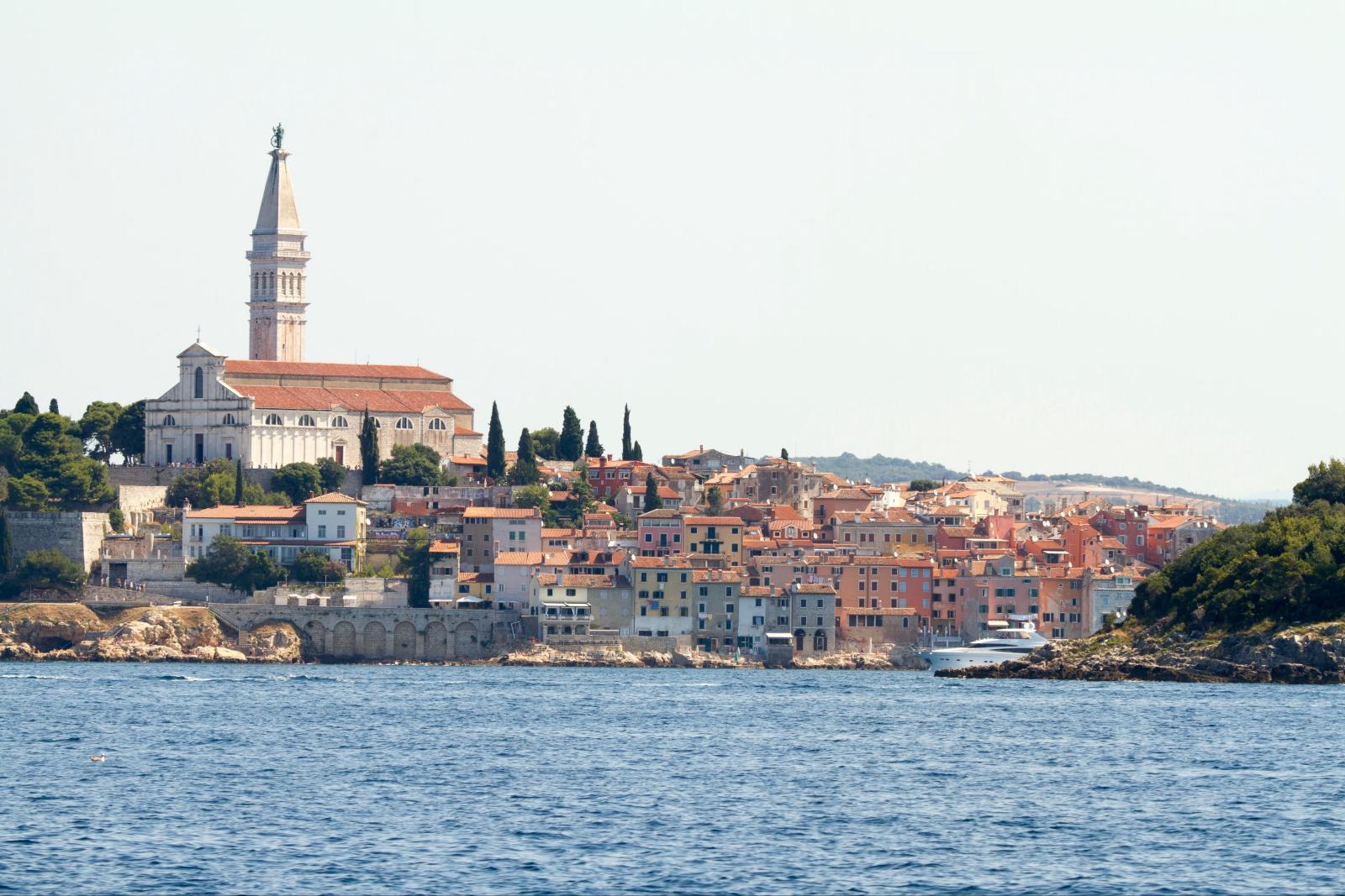 Rovinj mit historischer Altstadt, Hafen und Adriaküste