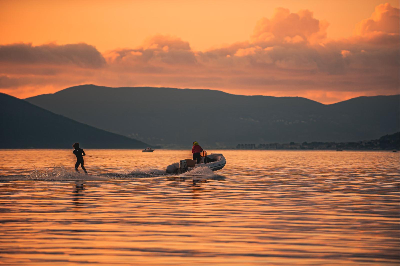 Wassersportler vor der Küste von Brač