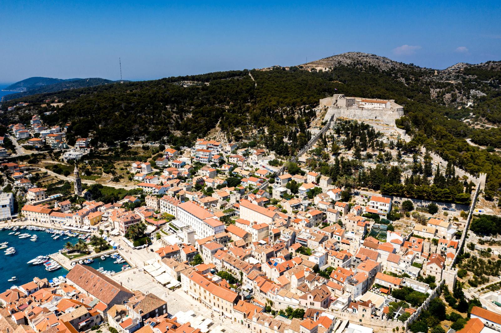 Hvar-Stadt mit historischer Altstadt, Hafen und Festung