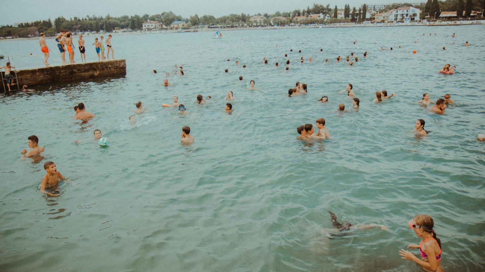 Familienfreundlicher Strand in Istrien mit flachem Wasser und mediterraner Küste