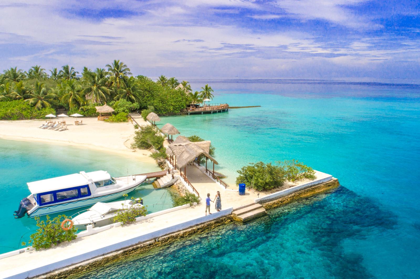 Tropisches Malediven-Resort mit Strand, Palmen und türkisfarbener Lagune