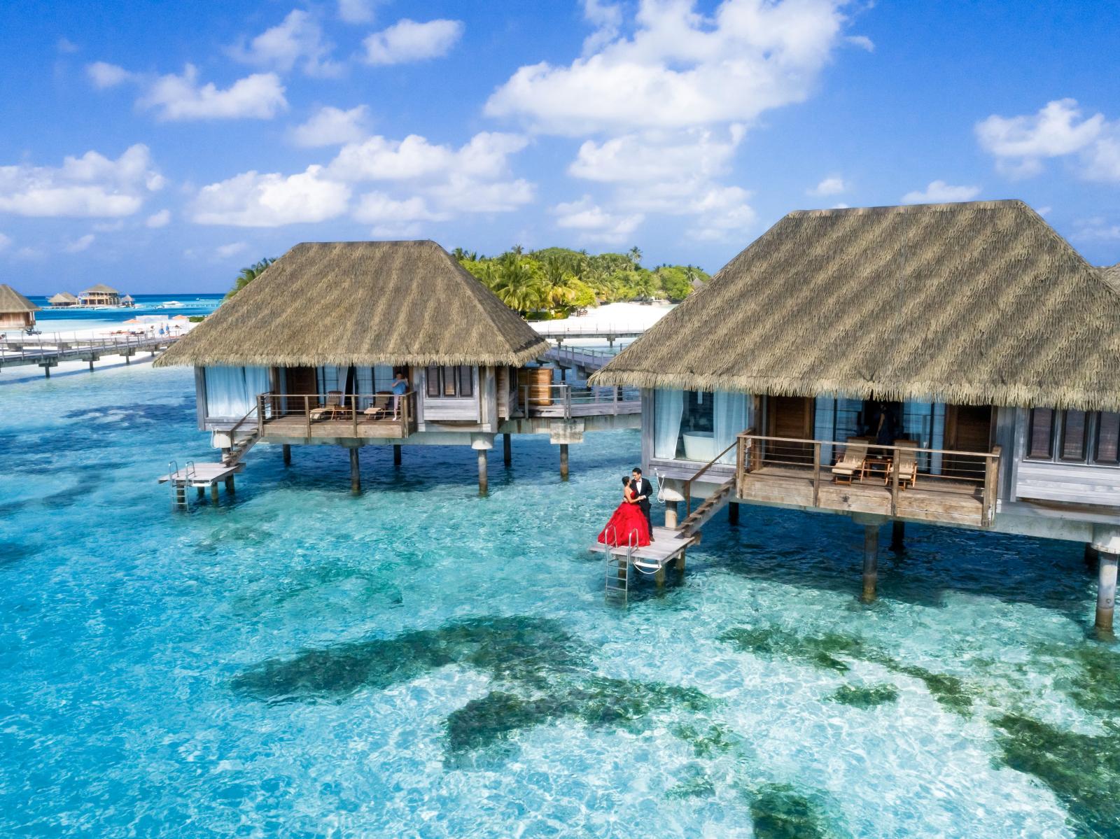 Elegante Wasserbungalows über einer klaren türkisfarbenen Lagune
